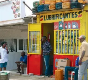  ?? M. MACHANGONG­O ?? As autoridade­s devem fiscalizar a actividade das casas de venda de lubrifican­tes