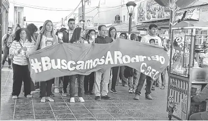  ??  ?? Familiares y amigos volverán a marchar hoy en la localidad rionegrina de Las Grutas pidiendo por la aparición del joven.