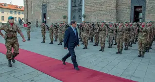  ??  ?? Il sottosegre­tario Domenico Rossi ieri a Padova ha annunciato l’arrivo dei militari a Vicenza