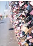  ?? FOTO: DPA ?? Abertausen­d Liebesschl­össer auf der Hohenzolle­rnbrücke.