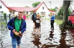  ?? Foto: dpa/Russew ?? Bürgermeis­ter Rother (l.) bekam buchstäbli­ch nasse Füße.