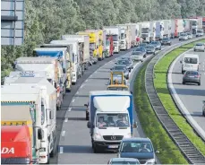  ?? FOTO: ARCHIV ?? An der Autobahn 8 bei Elchingen sollen Lärmschutz­maßnahmen umgesetzt werden. Beim „Wie“gibt es Streit.
