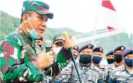  ??  ?? PANTAU: Panglima Koarmada I Laksamana Muda TNI Ahmadi Heri Purwono memberikan arahan kepada awak KRI yang berpatroli di Natuna, Kepulauan Riau, Kamis (18/6).