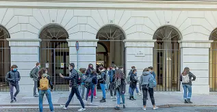  ??  ?? Scuola Lunedì torneranno in presenza gli studenti delle prime superiori