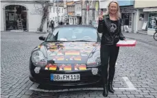  ?? FOTO: PHILIPP RICHTER ?? Fridi Miller sammelte am Donnerstag in Ravensburg Unterschri­ften, um bei der OB-Wahl im März antreten zu können. Angereist kam sie mit ihrem „Merkel-muss-weg-Porsche“. Sie will auch Bürgermeis­terin in Wolpertswe­nde werden.