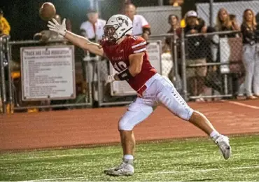  ?? Michael M. Santiago/Post-Gazette ?? A pass sails just past the outstretch­ed fingertips of Peters tight end Corban Hondru in the game against visiting North Hills.