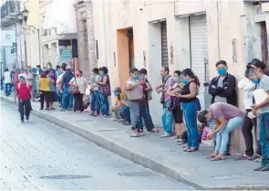  ??  ?? Pesimismo. Banxico publicó su pronóstico para este año, en el peor escenario la economía caerá 8.8% y se perderán 1.4 millones de empleos.