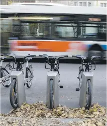  ?? ALLEN McINNIS/MONTREAL GAZETTE ?? Commuters who take public transit and participat­e in the Bixi bike-sharing program will enjoy promotiona­l rates.