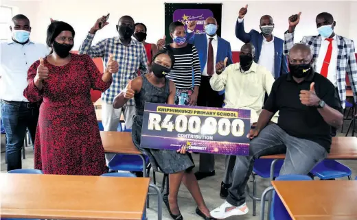  ??  ?? Nonhlanhla Sangweni (principal), with Nontu Mgabhi and Morgan Shandu (Hollywood Bets) holding the demo cheque. Celebratin­g in the background are members of the School Governing Body, and school teachers