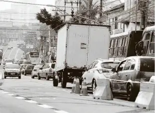  ?? Rivaldo Gomes/folhapress ?? Veículos fazem fila ao lado do corredor de ônibus na avenida Celso Garcia, na zona leste; trânsito ficou tumultuado no primeiro dia útil com as novas faixas