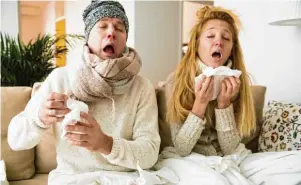 ?? Foto: ladysuzi, stock.adobe.com ?? Hatschi! Dieses Paar hat eine heftige Erkältung erwischt. Zur Vorbeugung kann man einiges tun, damit es gar nicht so weit kommt.