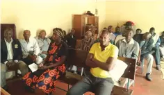  ?? US$1 ?? Loan shark, Gladys Zunidza (left) dragged Tatenda Mahachi to Chief Makoni’s community court demanding 090