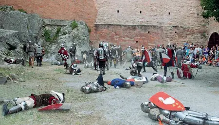  ??  ?? I luoghi
Il fulcro della manifestaz­ione è alla Rocca Manfredian­a, che domina il paese, per snodarsi nel centro storico tra Piazza Marconi, l’Antica via del Borgo, che molti conoscono come
Via degli asini