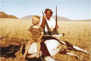  ??  ?? Om uit die veld te leef was deel van my pa se lewe. Hier sit ek en hy by ’n Namib gemsbok. Foto Marianna Rossouw (circa 1986).