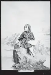  ?? MYSTIC SEAPORT MUSEUM MYSTIC SEAPORT MUSEUM ?? This girl, identified as “the Dr. Geo. Brown kid,” is posing on a prop that looks like a rock. Far left, Edward Wiggins and his dog posed in a wicker chair in the 1890s.