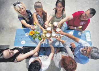  ?? FOTO: STADT ?? Wenn das kein Grund zum Anstoßen ist: Der Ehinger Bierwander­weg wird vom Deutschen Wanderverb­and auf der CMT als erste Stadtwande­rung Baden-Württember­gs zertifizie­rt.