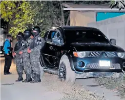  ??  ?? ESCENA. El transporti­sta Arsenio Rodríguez fue ultimado en su carro en el sector Rivera Hernández.