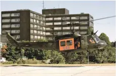  ?? FOTO: BJÖRN HOSSFELD ?? Legendär und beliebt: Der Bundeswehr­hubschraub­er vom Typ Bell UH-1D, der von 1971 bis 2003 in Ulm stationier­t war.