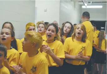  ??  ?? Des athlètes de la délégation de la Péninsule acadienne attendent fébrilemen­t leur entrée au Centre Grant-Harvey. - Acadie Nouvelle: Jean-Marc Doiron