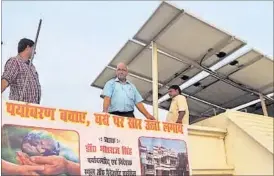  ?? DEEPAK GUPTA/HT ?? Prof Bharat Raj Singh (middle) on the terrace of his house in Gomti Nagar with the 5 kw solar power plant that he has installed to save electricit­y.