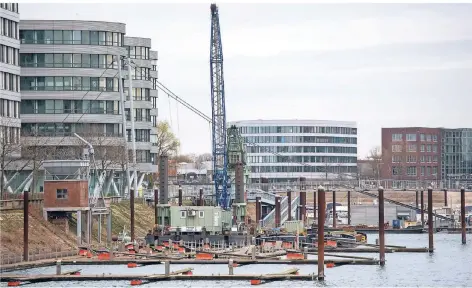  ??  ?? Baustelle Innenhafen: An der Marina erneuern die Wirtschaft­sbetriebe derzeit die Spundwände. Rund 2,4 Millionen Euro kostet die Ufersanier­ung.