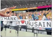 ?? REUTERS ?? Fans show their appreciati­on for Usain Bolt on Sunday.