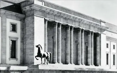  ?? ESPASA ?? Maqueta de la Cancillerí­a del Reich, en Berlín, con el modelo de uno de los caballos de Josef Thorak