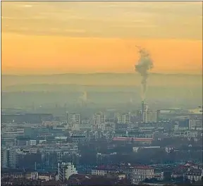  ??  ?? Lyon, un jour de décembre où l’air est saturé en particules fines.