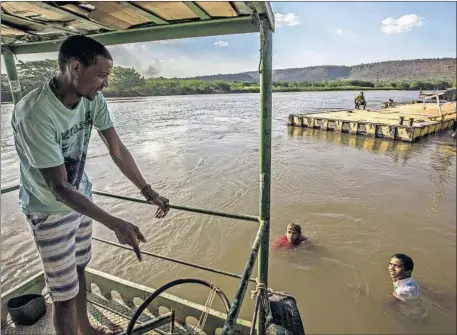  ?? /F.F. ?? Maciel Bento dos Santos cruza uno de los ríos que atraviesan Forquilha (Estado de Piauí).