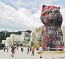  ??  ?? Sobre estas líneas escultura en forma de perro cubierta de flores frescas, en la plaza frente al Museo Guggenheim. En la foto superior, otro de los atractivos durante la época navideña, una pista de hielo al aire libre en medio de la ciudad.