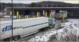  ?? WILSON RING — THE ASSOCIATED PRESS FILE ?? Truck traffic from Canada waits to cross the border into the United States at Derby Line, Vt.