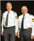  ?? Foto: Tina-Maria Dorow/Stadt Leipheim ?? Dieter Blösch (links) und Jürgen Petter berichten über ihren Polizeiall­tag