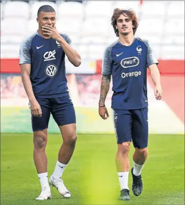  ??  ?? CRUCE DE CROMOS. Mbappé y Griezmann, en una imagen de estos días con su selección.