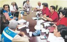  ??  ?? REUNIÓN. Las autoridade­s del Instituto Nacional del Transporte se han reunido en varias ocasiones con la Utevi en El Progreso.