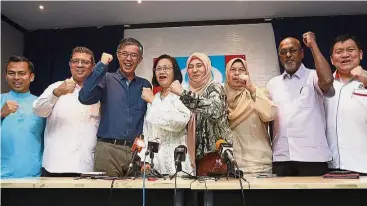  ??  ?? Raring to go: Maria (fourth from left) flanked by Tian Chua and Nurul and other PKR leaders showing their solidarity after the announceme­nt that the ex-Bersih 2.0 chief is flying the PKR flag.