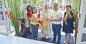  ??  ?? At the ribbon-cutting of the MVP TulongKapa­tid Multi-purpose and Evacuation Center are AlagangKap­atid Foundation executive director Menchie Silvestre, PSF president Esther Santos, Archbishop John Du, One Meralco Foundation president Jeffrey Tarayao,...