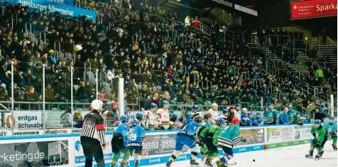  ?? Foto: Siegfried Kerpf ?? Die Schüler hatten im Curt-Frenzel-Stadion ihren Spaß. Über 2000 Zuschauer sahen gutes Eishockey in der Arena.