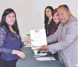  ??  ?? Entrega de reconocimi­entos a los tutores por parte de delegado de educación José Manuel Subías Miranda.