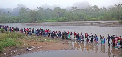  ?? EFE ?? Imagen captada en octubre de 2022 que muestra la fila de personas en el pueblo de Bajo Chiquito, en Darién, para ser enviadas a Metetí, tras cruzar la selva