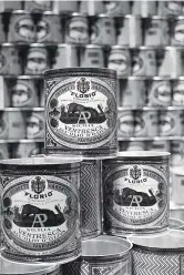 ?? Magnum Photos ?? Herbert List «Le latte di tonno vengono spedite in tutto il mondo», Favignana, 1951,