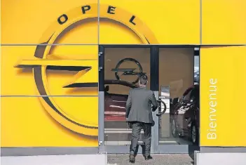  ?? FOTO: REUTERS ?? Opel-Filiale in Frankreich, genauer gesagt: in Straßburg. Derzeit verhandeln die Opel-Mutter GM und PSA Peugeot Citroën über einen Verkauf des deutschen Autobauers.