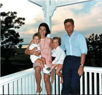  ??  ?? Kennedy, Jackie y sus hijos John jr. y Caroline.