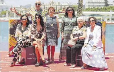  ?? Carlos Díaz Martín / Efe ?? La directora de ‘Destello bravío’, Ainhoa Rodríguez, con el productor Luis Miñarro y actrices de la película.