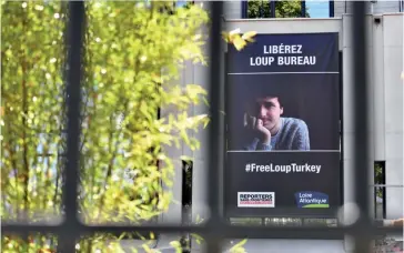  ??  ?? Photo ci-dessus :
Affiche pour la libération du journalist­e français Loup Bureau – libre depuis le 17 septembre –, qui était détenu en Turquie depuis son arrestatio­n le 26 juillet dernier, à la frontière entre l’Irak et la Turquie, accusé d’activité «...