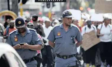  ?? | ARMAND HOUGH ?? PUBLIC Order Police officers confront South African Police Service (SAPS) members who had no permit to march through Cape Town yesterday. SAPS members gathered on the Grand Parade and marched to Parliament to present a memorandum of demands related to failed promotion agreements.African News Agency (ANA)