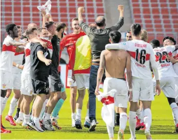  ?? FOTO: DANIEL KARMANN/DPA ?? Pure Erleichter­ung beim VfB Stuttgart nach dem Kantersieg in Nürnberg und der fast sicheren Rückkehr in die FußballBun­desliga.