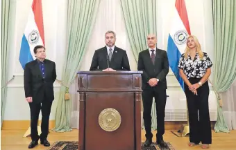  ??  ?? El presidente de la República, Mario Abdo Benítez, anunció en rueda de prensa anoche, desde Palacio de Gobierno, nuevas restriccio­nes para la frontera entre Ciudad del Este y Foz de Yguazú.