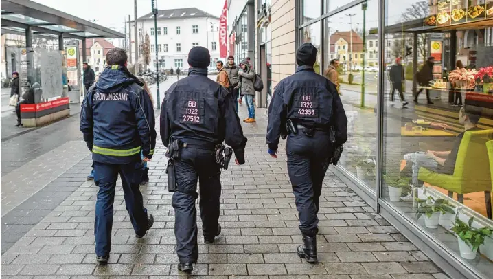  ?? Foto: Patrick Pleul, dpa ?? Brennpunkt Blechen Carré: Seit es rund um das Einkaufsze­ntrum in Cottbus Ärger mit Flüchtling­en gibt, sind Polizei und Ordnungsdi­enst dort verstärkt auf Streife.