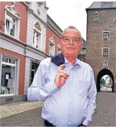  ?? FOTO: NORBERT PRÜMEN ?? Udo Schiefner vor dem Kuhtor in Kempen: Heimat ist ihm wichtig. Der SPD-Politiker wird am 7. August 60 Jahre alt.