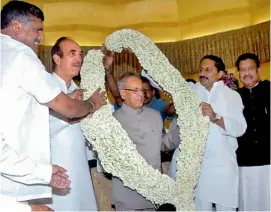  ?? — DC ?? UPA presidenti­al candidate Pranab Mukherjee being felicitate­d with a garland by (left to right) PCC chief Botsa Satyanaray­ana, Union health minister Ghulam Nabi Azad, Chief Minister N. Kiran Kumar Reddy and AICC secretary K.B. Krishnamur­thy in...